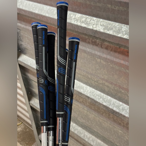 Mizuno Silver and Black Golf Clubs Set - Picture 5 of 5